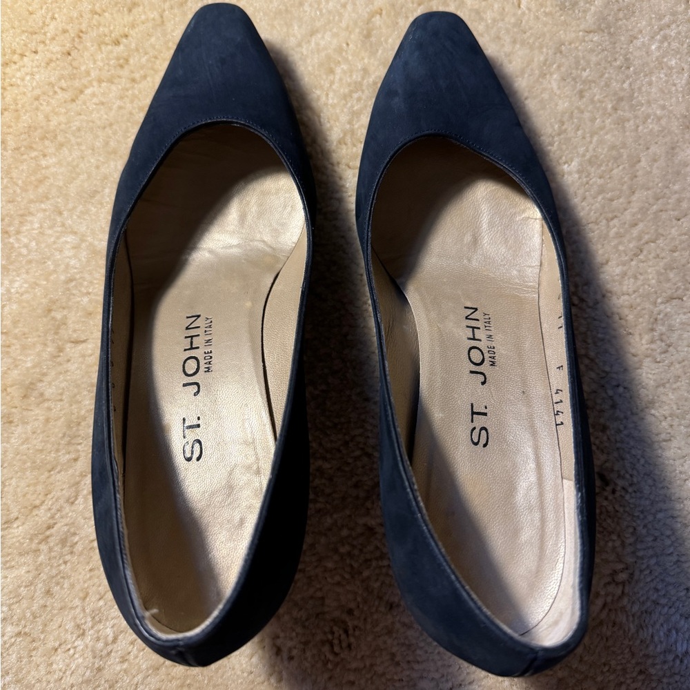 ST JOHN SUEDE NAVY HEELS